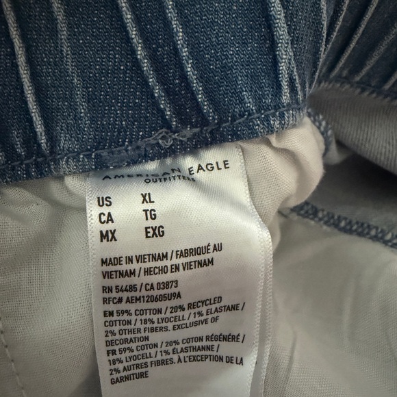 AE Dreamy Drape Low-Rise Ultra Wide-Leg Pull-On Jean - Picture 4 of 4